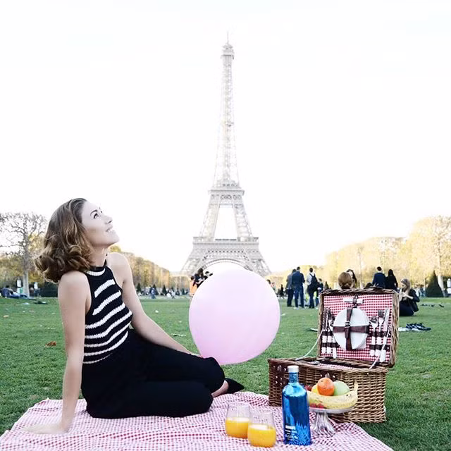 Một may mắn khác đối với Dawson là khi chuyển tới Paris, cô đã gặp, yêu và kết hôn với một chàng trai người Paris - Julien Gaulet. Chồng của cô cũng trở thành một người truyền cảm hứng cho cô mỗi ngày.