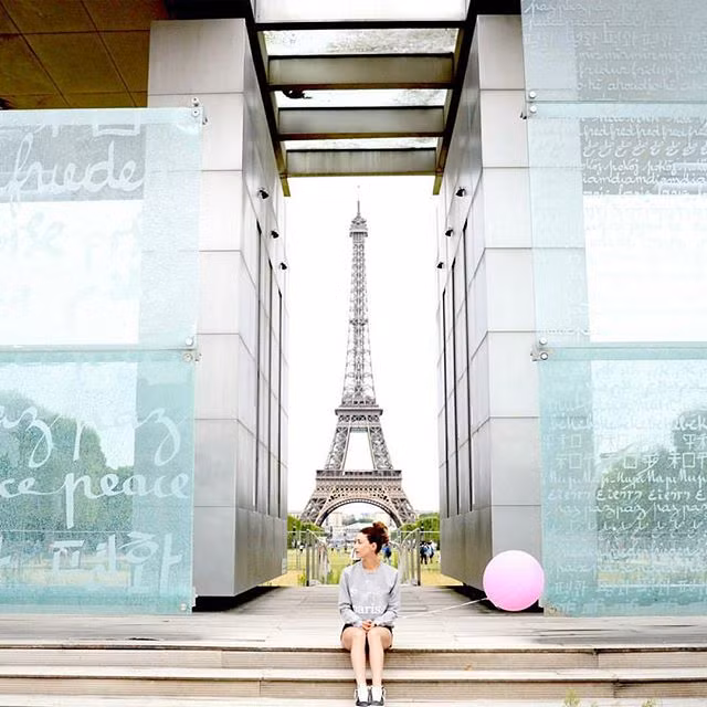 Gai xinh tung tay om bong bay mau hong phuot khap Paris-Hinh-2