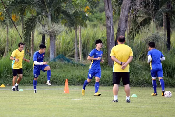 HLV Park Hang-seo trầm ngâm quan sát các học trò. Nhà cầm quân người Hàn Quốc đã có sẵn các phương án để giành kết quả thuận lợi nhất trước Philippines trong trận bán kết AFF Cup sắp tới.