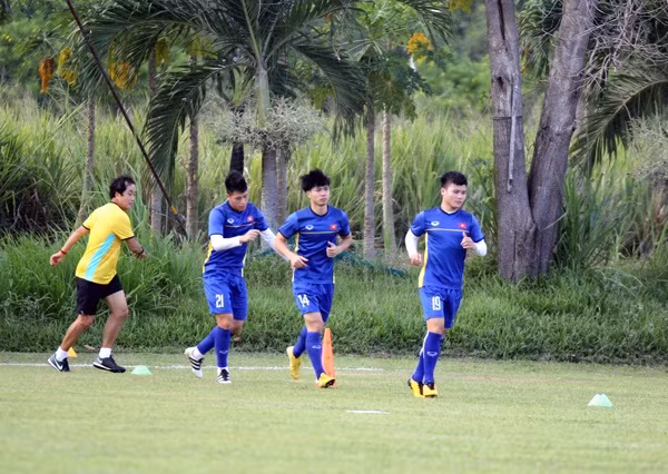Buổi tập của các cầu thủ tuyển Việt Nam thường bắt đầu với các bài khởi động quen thuộc. Trời đổ nắng khá rát nhưng không gây cảm giác oi bức, khó chịu.
