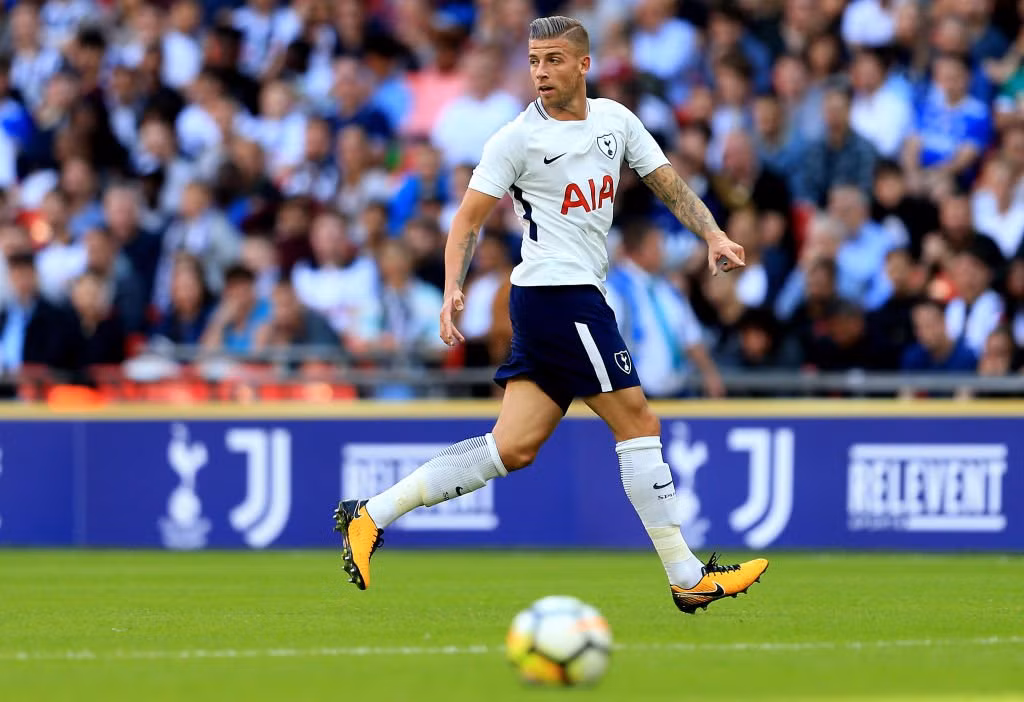 Trung vệ thép Tottenham nổi loạn, đòi ra đi: Trong bài phỏng vấn mới đây với báo chí, ông Stijn Francis, người đại diện hiện tại của trung vệ Toby Alderweireld đã xác nhận việc phía cầu thủ yêu cầu Tottenham "nâng lương hoặc để cầu thủ ra đi". Những CLB như Manchester City, Liverpool hay Chelsea sẵn sàng trả cho Toby Alderweireld mức lương gấp đôi hoặc gấp 3 mức hiện tại, bởi cầu thủ hiện đang là một trong những trung vệ hay nhất Ngoại hạng Anh. Ảnh: Daily Star