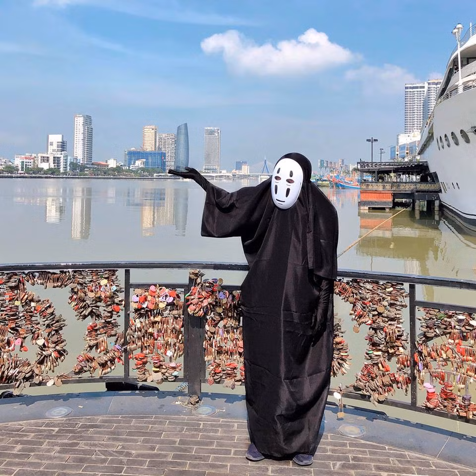 Xuat hien “thanh cosplay” di du lich voi y tuong hai huoc kho do