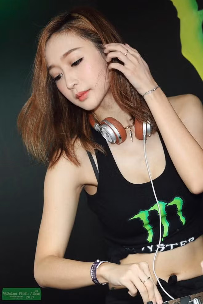 Thế nhưng có vẻ LokYii đang muốn tiến xa hơn khi bất ngờ tham gia show truyền hình "Người đẹp nấu ăn" (Cooking Beauties) của đài TVB.