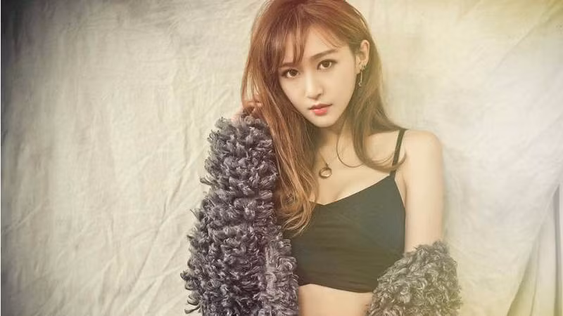 Hình ảnh kín đáo của DJ quyến rũ bậc nhất HongKong khi tham gia show truyền hình nấu ăn đang được cư dân mạng truyền tay nhau chóng mặt.