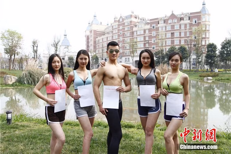 Tất cả các thí sinh trúng tuyển đều phải có cơ thể chuẩn với vòng eo thon gọn chuẩn với tiêu chuẩn của một tờ giấy A4.