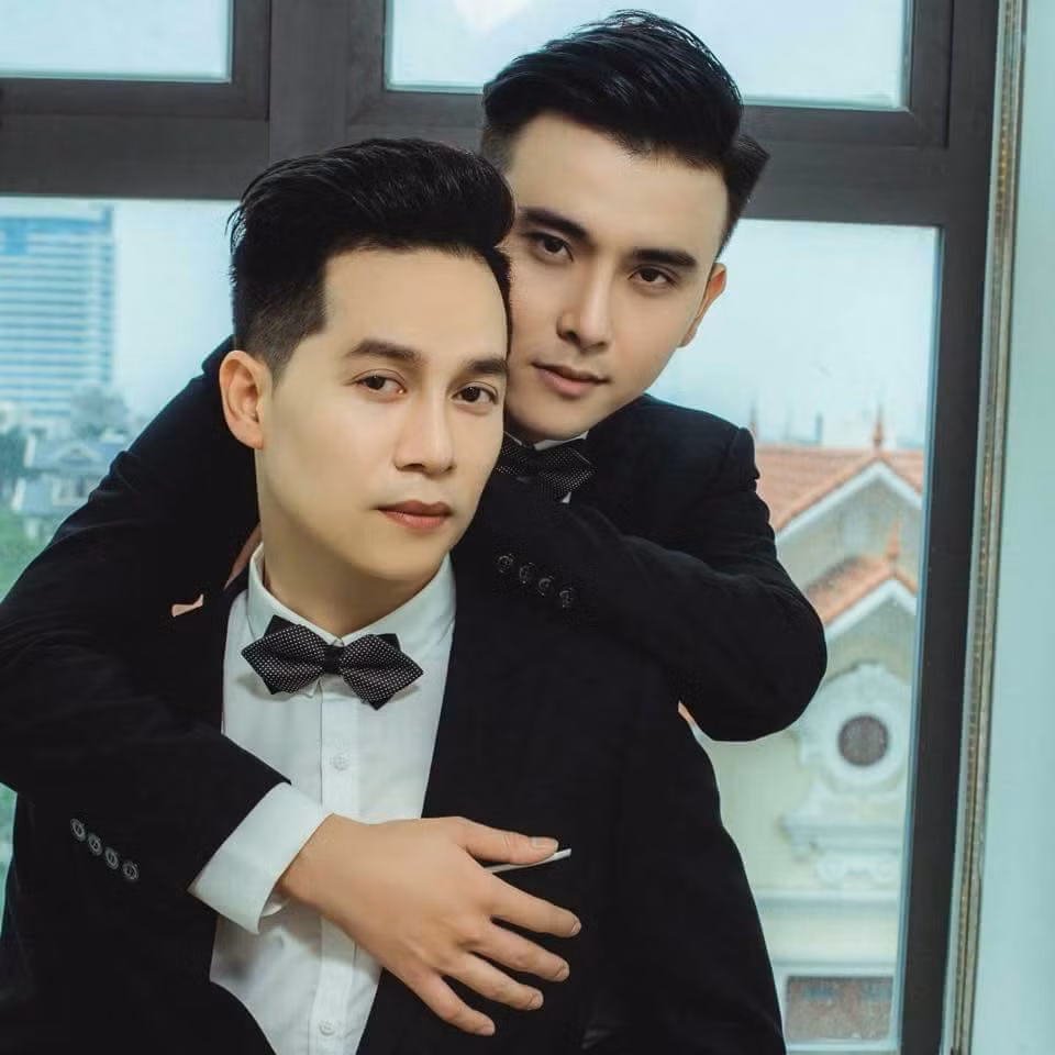 Cư dân mạng được phen xôn xao trước thông tin về đám cưới của cặp đôi đồng tính nam tại Hải Phòng. Hai nhân vật chính trong đám cưới này là Quốc Khánh và Thành Lợi và đây là đám cưới đồng tính đầu tiên được tổ chức công khai tại thành phố hoa phượng đỏ.