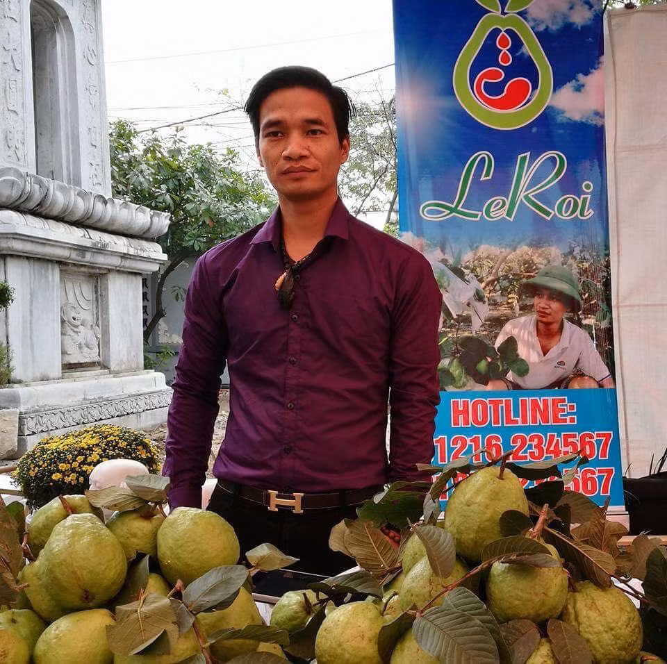 Theo buoc Ngoc Trinh, Le Roi rao ban sim 