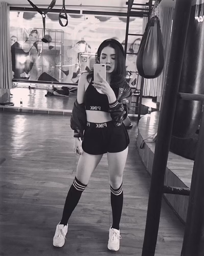 Cũng theo chia sẻ của Xô Tít cũng nhờ tập luyện thường xuyên nên cô bạn này mới sở hữu thân hình săn chắc và gần như không có mỡ thừa trên cơ thể. Được biết, hiện tại 9X quê Gia Lai này là giáo viên dạy nhảy, chuyên môn chính là sexy dance.