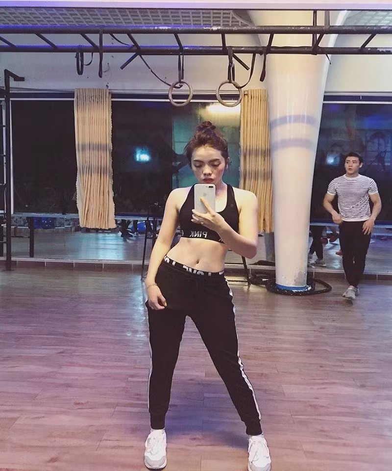 Ngoài công việc chính là đào tạo học viên, làm giảng viên của lớp dance chuyên nghiệp thì Xô Tít còn nhận tham gia biểu diễn tại các show diễn khai trương, sự kiện.