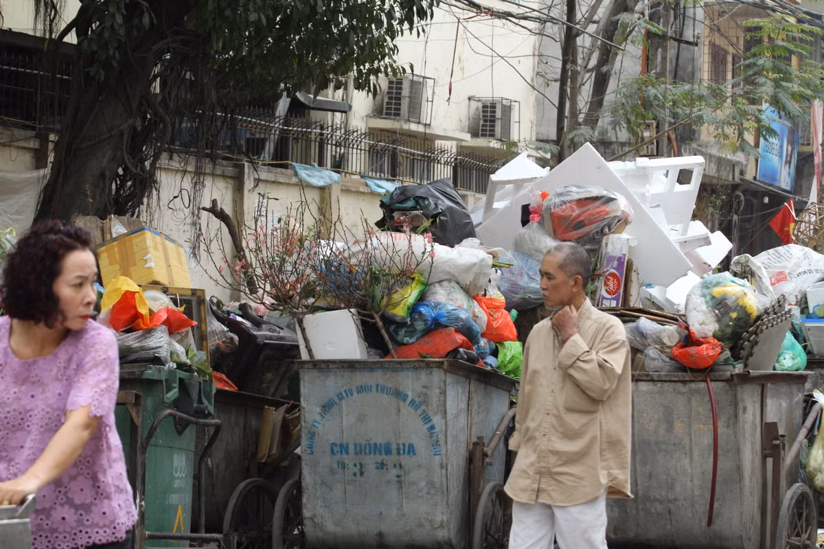 Anh Hoàng Anh, người vừa vứt cành đào mình mới mua vào 27 Tết chia sẻ: "Mình đi mua đào từ sớm nhưng do trong nhà nóng quá nên hoa nở tung trước Tết. Cực chẳng đã mới phải vứt đi và ra mua cành mới về chơi Tết".