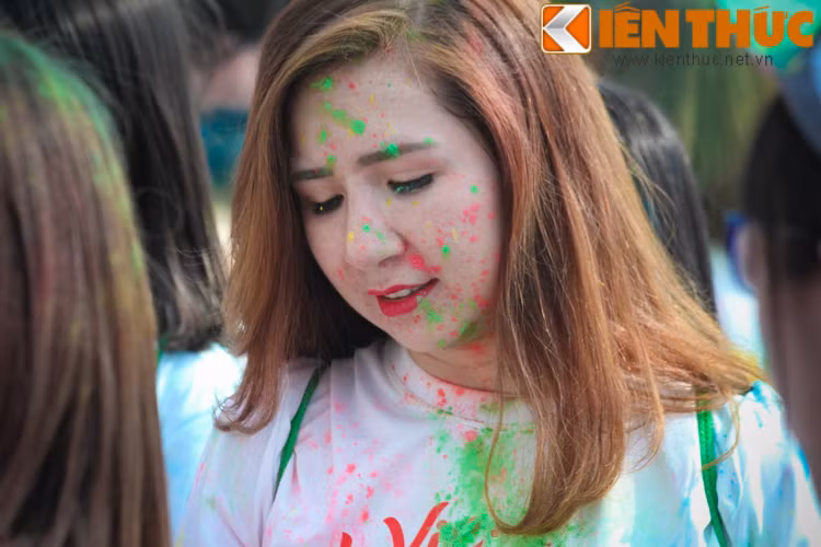 Trước khi lễ hội màu sắc này chính thức bắt đầu, các bạn trẻ đã hâm nóng chương trình bằng những màn nghịch màu và nước vô cùng vui vẻ. Các bạn đã quy tụ thành nhóm và vẩy những túi bột màu trong không khí náo nhiệt.