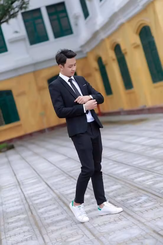Cũng không để các "fan nữ" phải chờ quá lâu, những "thánh mạng" đã truy tìm ra danh tính của chàng Học viện Nông nghiệp Việt Nam siêu đẹp trai này, đó là Trần Ngọc Tân, sinh năm 1996 đến từ Bắc Giang.