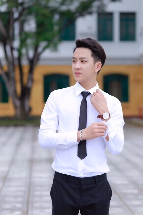 Nông nghiệp Confessions là fanpage được nhiều cộng đồng mạng cũng như sinh viên của Học viện Nông nghiệp Việt Nam thường xuyên chia sẻ những thông tin hữu ích liên quan đến việc học tập cũng như những câu chuyện muôn màu sắc của đời sống sinh viên. Mới đây, fanpage này tiếp tục chia sẻ một loạt hình ảnh thu hút nhiều sự chú ý, với nhân vật chính trong đó là một hot boy trường Nông nghiệp, có ngoại hình gây ấn tượng ngay từ những cái nhìn đầu tiên. Ảnh trong bài: FBNV
