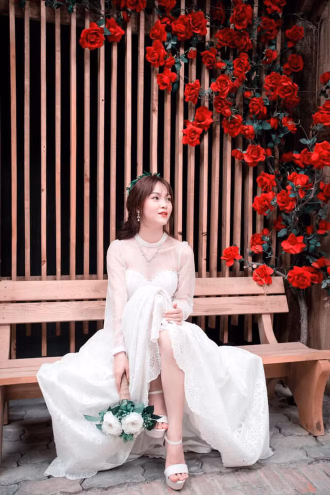 Thanh Trúc cho biết, để tự may váy cưới, cô bạn chọn vải, lên từng đường kim mũi chỉ và cho ra đời chiếc váy cưới trắng DIY đặc biệt.