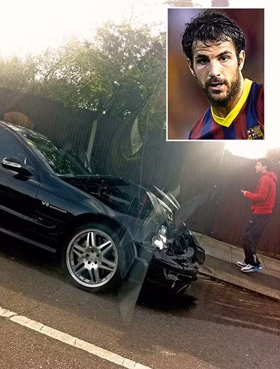 Tháng 4/2011, Fabregas cũng dính pha chết hụt khi chiếc Mercedes SL500 húc thẳng vào chiếc Audi đi cùng chiều trên đường A41. Cú va chạm quá mạnh khiến đầu xe của Fabregas bị hư hỏng nặng.