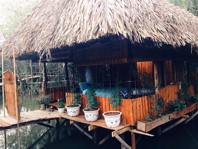Cottage (nhà tranh) là một loại hình thức du lịch sinh thái mới du nhập vào Việt Nam, điều đặc biệt của nó là sử dụng những ngôi nhà tranh và không gian gần gũi với thiên nhiên để tạo ra cảm giác thanh bình và thoải mái nhất cho người sử dụng. Đây là một loại hình nghỉ dưỡng được rất nhiều người lựa chọn thời gian qua và vô cùng phát triển trong các tỉnh phía Nam. Ảnh: Suryli.