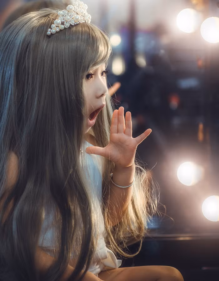 Ngoài những shoot hình ma mị, bộ ảnh này ghi lại khoảnh khắc đáng yêu của cô bé, tạo nên một Công chúa ma vui vẻ khiến người xem không thể không yêu.