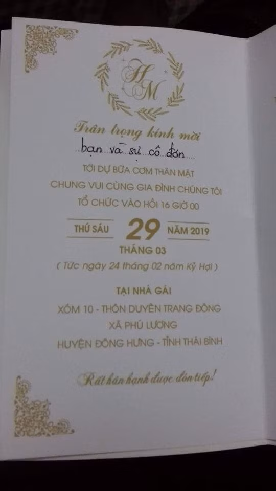 Một lượng lớn comment thể hiện sự đồng cảm với khổ chủ vì họ cũng đang trong thời gian ế. Một số khác lại chia sẻ hình ảnh thiệp cưới cũng có cấu trúc: "Mời … và sự cô đơn" mà mình cũng nhận được từ bạn bè và người thân.