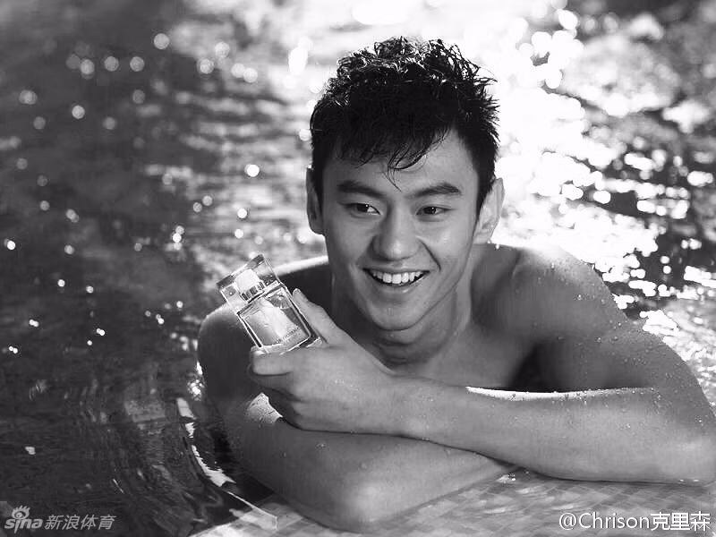 Không chỉ sở hữu bảng thành tích mà nhiều đàn anh mong ước, Ning Zetao còn được rất nhiều fan hâm mộ nữ "tôn thờ" bởi sở hữu vẻ đẹp hình thể với cơ bụng 6 múi vạm vỡ và đặc biệt là khuôn mặt điển trai, ưa nhìn của mình.