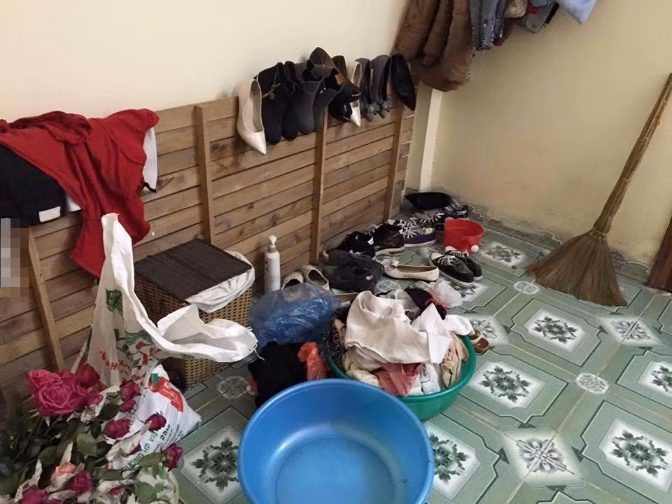 Một góc căn nhà trọ của nữ sinh được bạn bè khi sang chơi chụp lại. Đủ thứ có mặt tại đây như thùng rác, chậu quần áo đầy ắp hay dép, guốc vứt lộn xộn.