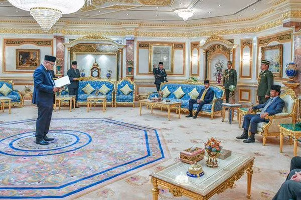 Cung điện có 1788 phòng. Toàn bộ cung điện rộng 200.000m2. Bên trong cung điện có nhà thờ Hồi Giáo có đủ chỗ cho 1.500 người.