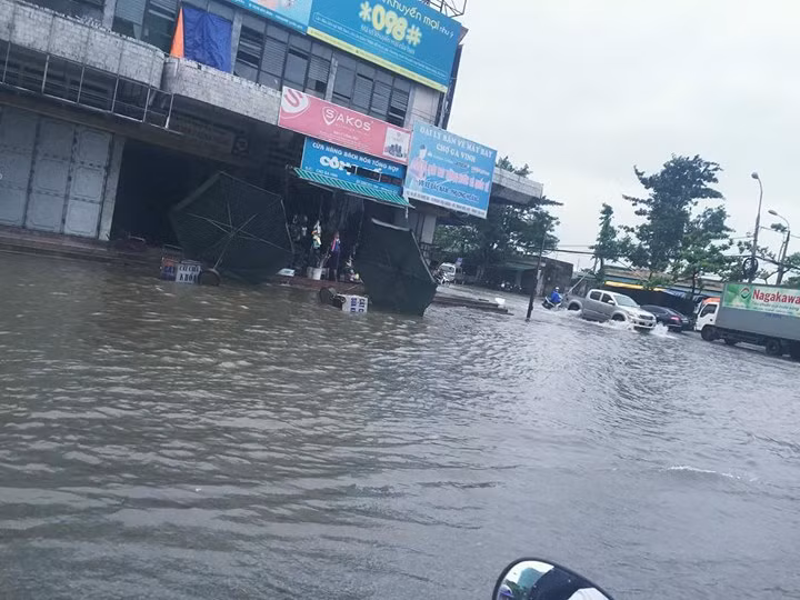 Chợ Vinh cũng không thoát khỏi cảnh ngập úng dù được đánh giá là khu vực khá cao trong thành phố. Ảnh: Huyền Hym