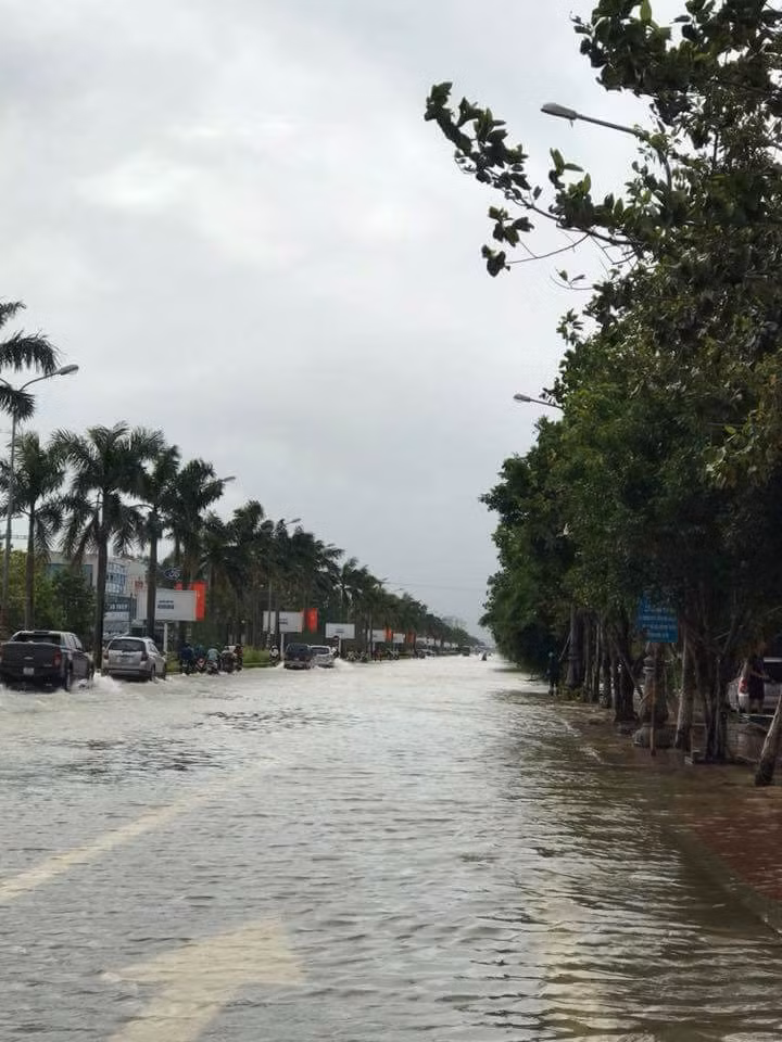 Đại lộ Lê-nin cũng ngập nước khiến dân mạng di chuyển khá khó khăn. Ảnh: Huyền Hym