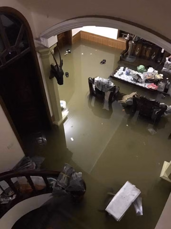 Bức ảnh một ngôi nhà ở thành phố Vinh bị nước lũ tràn vào và ngập nửa nhà khiến dân mạng xót xa. Ảnh: Huyền Hym