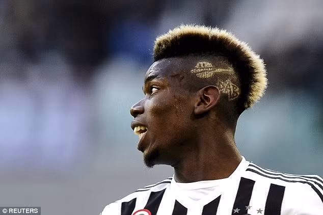 Mái tóc mang đậm phong cách yêu âm nhạc từng được Pogba trình làng khi mới gia nhập CLB Juventus.