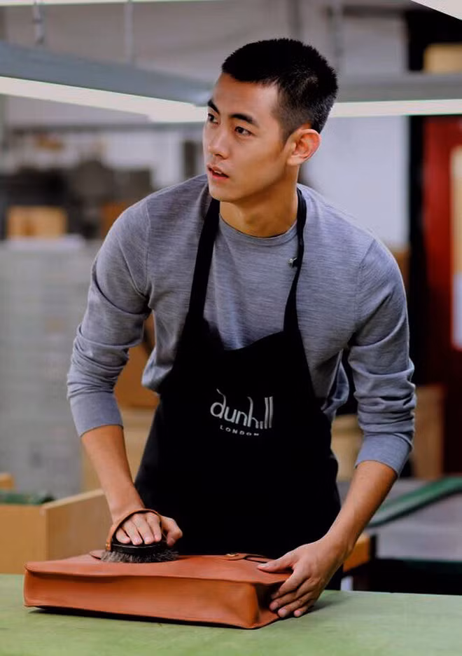 Để đầu đinh đã đẹp trai nhưng khi nhiều người tìm thấy những bức ảnh của Kỷ Lăng để tóc dài còn khiến họ cảm thấy thỏa mãn hơn bao giờ hết.