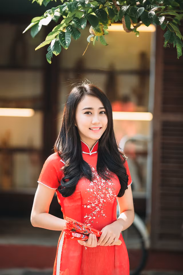 Được biết, Lona Huỳnh từng được biết tới khi cô đoạt nhiều giải thưởng tại các cuộc thi sắc đẹp dành cho teen như gương mặt đẹp Ngôi sao thời trang 2013, Giải nhất cuộc thi Duyên dáng áo dài và hoa 2014, Á khôi Duyên dáng áo dài 2015.