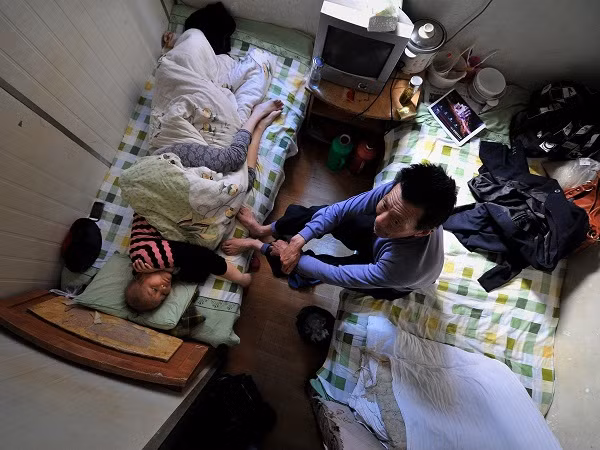 Tại thành phố Hefei, Trung Quốc, bệnh nhân không có đủ điều kiện thuê giường bệnh điều trị tại bệnh viện địa phương được đưa về điều trị tại căn phòng rộng gần 8m2 này.