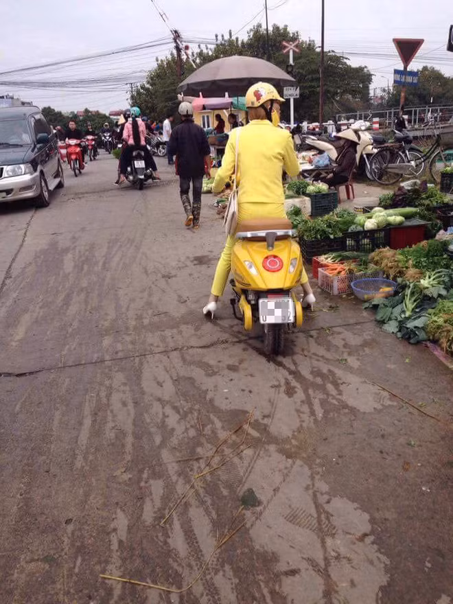 Mới đây, một thành viên đã đăng lên mạng xã hội một bức ảnh ghi lại cảnh một ''ninja'' mặc nguyên một bộ quần áo và đội thêm chiếc mũ bảo hiểm màu da cam ngồi trên một chiếc xe ga cũng có màu tương tự kèm theo lời chia sẻ ''lúc đầu mình nhìn nhầm tưởng củ cà rốt'' được dân mạng vô cùng chú ý.