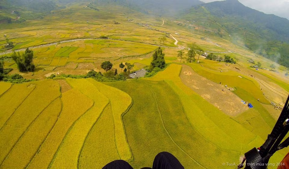 Đèo Khau Phạ là đỉnh núi cao nhất trong “tứ đại đỉnh đèo” của miền Tây Bắc, nằm ở độ cao khoảng 1.200m so với mực nước biển, bao quanh là biển mây trắng bồng bềnh.