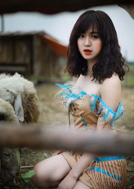 Với đôi môi thắm đỏ và thân hình quyến rũ, nữ thổ dân mới thu hút ánh mắt người ngắm ngay từ những giây phút đầu tiên.