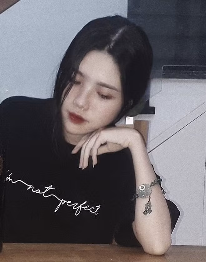 Anh Thi tên đầy đủ là Phạm Ngọc Anh Thi đến từ TP HCM, cô nàng này gây chú ý bằng ngoại hình xinh xắn và đặc biệt hơn là màn trả thì vô cùng ngọt ngào với crush của mình.