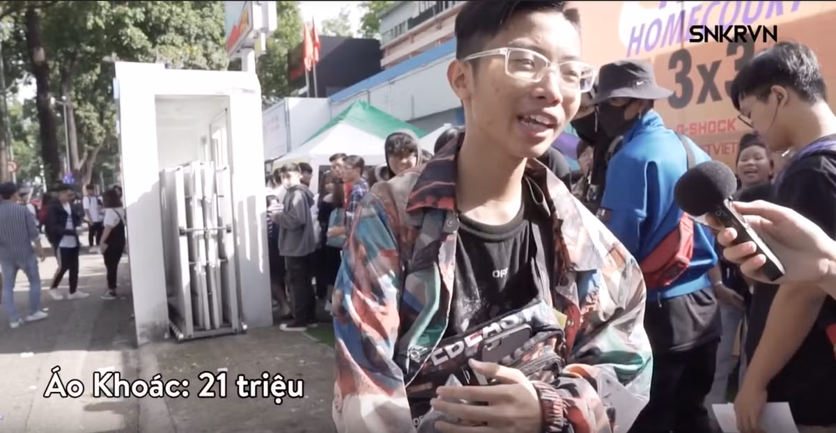 Theo dõi clip nhiều dân mạng cũng cho rằng: "Trong số các bạn xuất hiện trong clip chắc cỡ học sinh cấp 3 hoặc có khi cấp 2. Có thể đa số toàn con đại gia. Hồi xưa tầm đó đa số thời gian là mình mặc outfit huyền thoại sơ mi trắng, quần âu đen, giày Converse nhái, đi đến hết tốt nghiệp lớp 12".