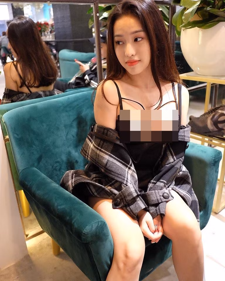 Hot girl 9X này chia sẻ trên trang cá nhân: "Thấy bà chị có máy chụp hình nên nhờ nháy vài bức ảnh, mà trước khi chụp có nói với bà là chụp chân dung em thôi nha và bà chụp cho mình như chuẩn bị casting phim Nhật Bản vậy".