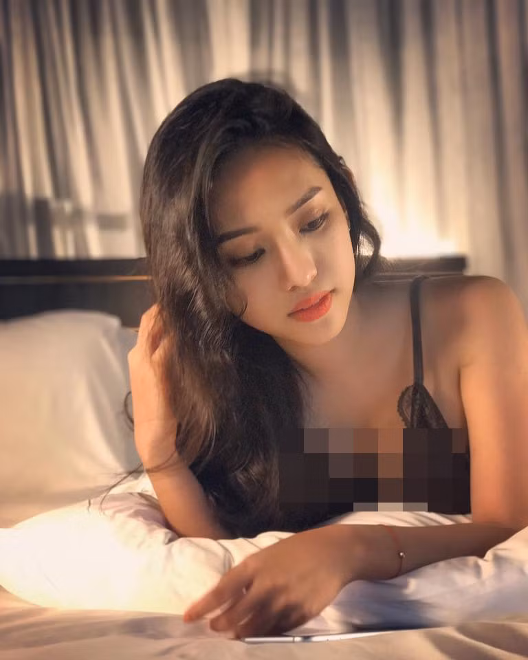 Tuy nhiên, vẫn còn đó nhiều người khen ngợi vẻ đẹp và sự quyến rũ của Thúy Vi. Một số còn lại thì cho rằng gu thời trang của Thúy Vi có phần không hợp, "ép chín" so với tuổi 19 của cô nàng hot girl này.