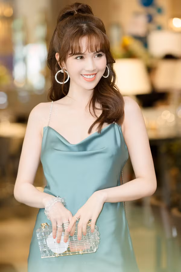 Ngọc Trinh được mệnh danh là "nữ hoàng nội y" của showbiz Việt. Tuy không sở hữu chiều cao lý tưởng nhưng cô nàng luôn tự hào về vòng eo con kiến và đôi gò bồng đảo quyến rũ.
