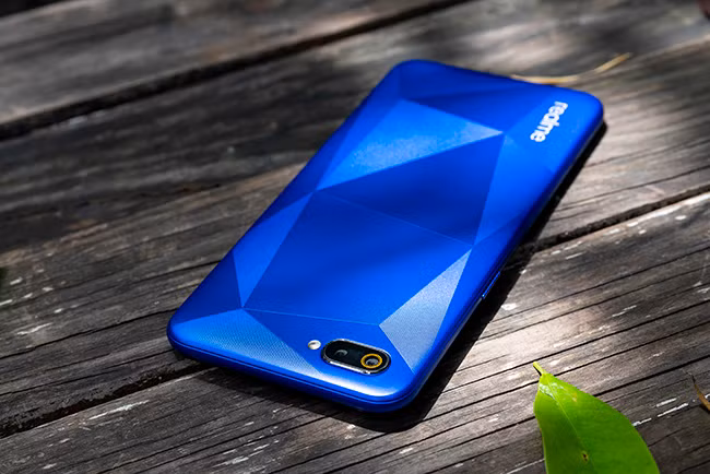Camera kép và đèn flash thẳng hàng ở mặt lưng.