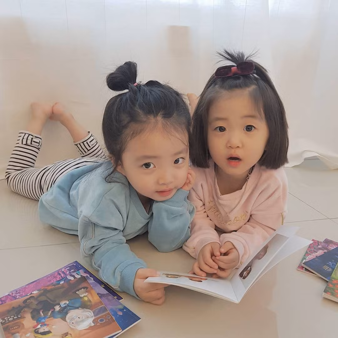 Nếu Sua luôn trung thành với mái tóc ngắn, mắt một mí tinh nghịch thì Suji là cô bé có mái tóc dài, gương mặt nữ tính, tính tình đằm thắm từ nhỏ.
