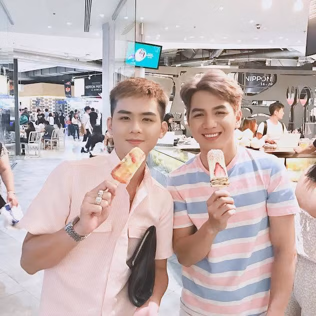 Nhắc lại khoảnh khắc này, nhân vật chính Bá Trí vẫn còn cảm thấy bồi hồi và thú nhận rằng sẽ khó có thể quên được cảm xúc đó khi cầu hôn với người yêu đồng giới của mình.