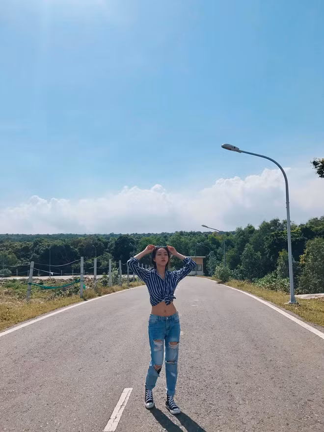 Sau chuyến đi, cuộc sống của Ngọc và Ngân có nhiều thay đổi thấy rõ. Chưa nói đến chuyện Ngọc có việc mới phù hợp hơn hay Ngân đã yên lòng với mối tình của mình. Ảnh sử dụng trong bài: Facebook nhân vật và cắt clip.