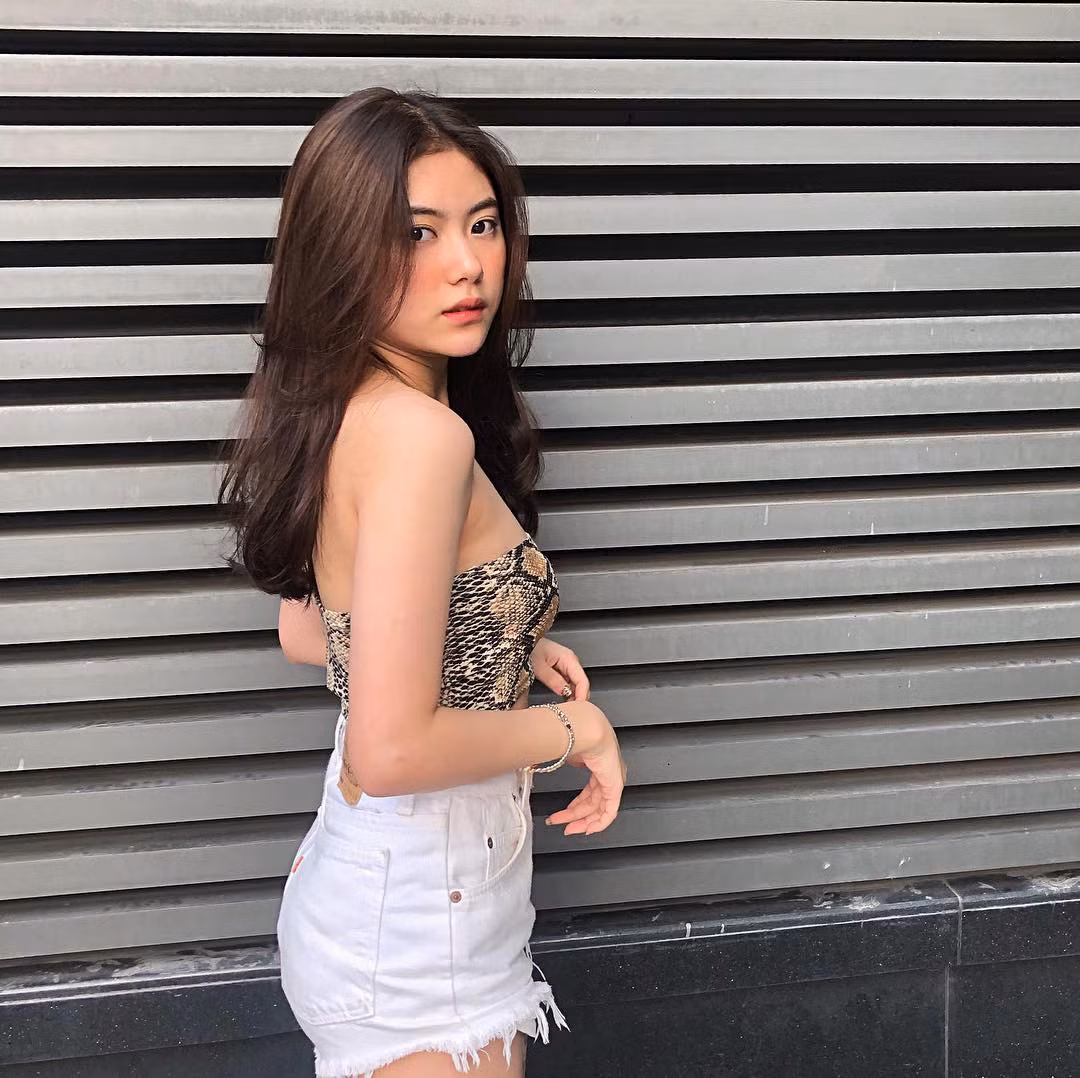 @chanhcoco_ có tên thật là Phạm Chanh Ngọc Nhi - sinh năm 1998 khá nổi tiếng trên Instagram với hơn 116.000 người theo dõi. Ngọc Nhi được biết đến với vẻ ngoài xinh đẹp, cá tính cùng gu thời trang cực cool.