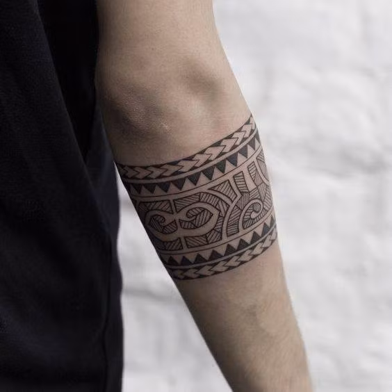 Họa tiết Maori cho một vòng tay khỏe khoắn.