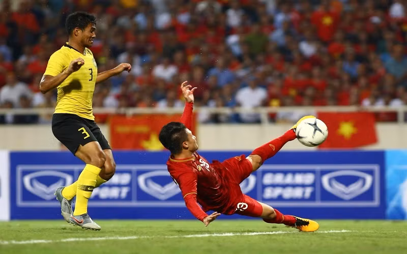 Quay cham pha lap sieu pham cua Nguyen Quang Hai vao luoi Malaysia