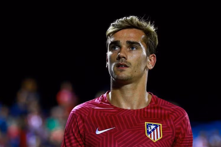 Griezmann gia hạn hợp đồng với Atletico Madrid: Antoine Griezmann, 26 tuổi, mục tiêu số 1 trên thị trường chuyển nhượng của nhiều CLB lớn, trong đó có Manchester United sẽ ở lại Atletico Madrid đến hết mùa Hè 2022. Mức lương của Griezmann sẽ được tăng từ 130.000 bảng lên 195.000 bảng/tuần, tuy nhiên điều khoản giải phóng hợp đồng (86 triệu bảng, tương đương 100 triệu euro) vẫn được giữ nguyên.