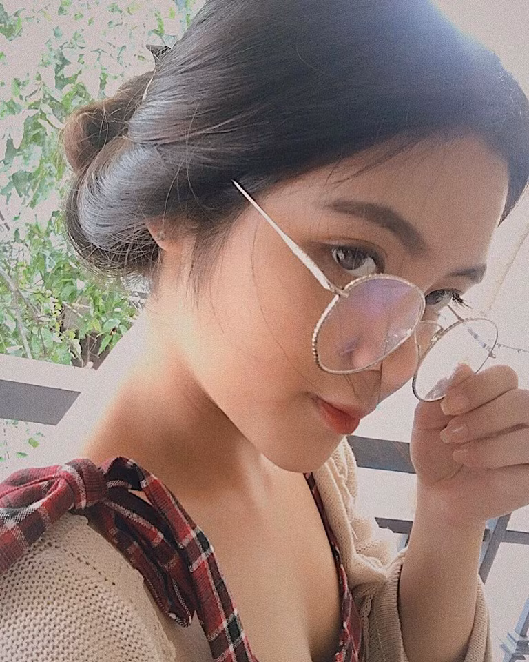 Chia sẻ về hoàn cảnh ra đời bức ảnh này, Hoàng Anh kể: "Hôm ấy mình đến lớp trễ, thế là bị phạt đứng ngoài hành lang. Cùng lúc đó có một bạn trong lớp cũng đi học muộn nên bị phạt chung. Thế là hai đứa nói chuyện vu vơ rồi bạn ấy vô tình chụp lại bức ảnh đó".
