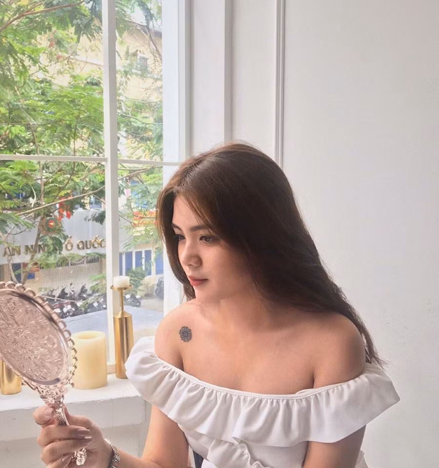 Với đôi mắt to tròn, sống mũi cao cùng khuôn mặt thanh tú, nhan sắc của nữ sinh 17 tuổi nhanh chóng gây sốt cộng đồng mạng suốt mấy ngày qua.